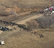 &Scaron;iaurės Dakotoje policija i&scaron;stūmė dėl naftotiekio protestuojančius žmones i&scaron; privačios žemės