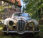 Apleistų prabangių automobilių ie&scaron;kančio fotografo laimikiai visoje Europoje