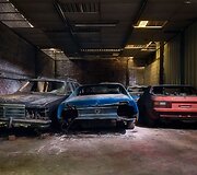 Apleistų prabangių automobilių ie&scaron;kančio fotografo laimikiai visoje Europoje