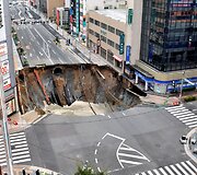 Japonijoje didžiulė įgriuva prarijo miesto gatvę