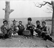 Zulu genties vyrai prie katilėlio 1920-1930 m.