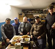 Moldovos sostinės gyventojai savo garažuose leidžia laisvalaikį lyg užmiesčio sodybose