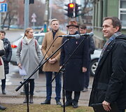 Latvijos nepriklausomybės dieną vilniečiai Latvių gatvę papuo&scaron;ė užra&scaron;u &ndash; Latvie&scaron;u iela