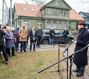 Latvijos nepriklausomybės dieną vilniečiai Latvių gatvę papuo&scaron;ė užra&scaron;u &ndash; Latvie&scaron;u iela