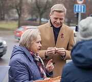 Latvijos nepriklausomybės dieną vilniečiai Latvių gatvę papuo&scaron;ė užra&scaron;u &ndash; Latvie&scaron;u iela