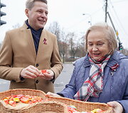 Latvijos nepriklausomybės dieną vilniečiai Latvių gatvę papuo&scaron;ė užra&scaron;u &ndash; Latvie&scaron;u iela