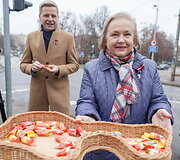 Latvijos nepriklausomybės dieną vilniečiai Latvių gatvę papuo&scaron;ė užra&scaron;u &ndash; Latvie&scaron;u iela