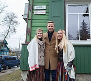 Latvijos nepriklausomybės dieną vilniečiai Latvių gatvę papuo&scaron;ė užra&scaron;u &ndash; Latvie&scaron;u iela