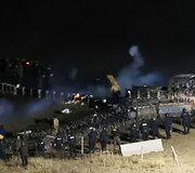 &Scaron;iaurės Dakotoje, spaudžiant &scaron;alčiui, protestuotojai vaikyti vandens patrankomis