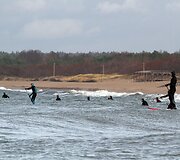 Banglentininkai gaudė bangas Melnragėje