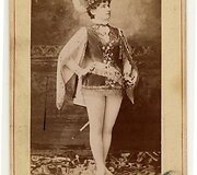 XIX a. pabaigos burleskos &scaron;okėjos ir įmantrūs jų kostiumai