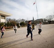 Vaikai veržiasi į Korėjos demilitarizuotoje zonoje veikiančią mokyklą mokytis anglų kalbos