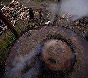 Ba&scaron;čadų kalnuose medžio anglies gamyboje dirbantys lenkai