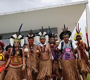 Brazilijoje strėlėmis ir lankais ginkluoti vietos genčių protestuotojai mėgino įsiveržti į Kongresą
