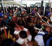 Brazilijoje strėlėmis ir lankais ginkluoti vietos genčių protestuotojai mėgino įsiveržti į Kongresą