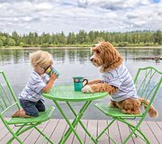 Įvaikinto berniuko ir &scaron;uns draugystė užfiksuota jaukiuose kadruose