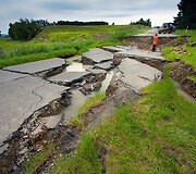 Naujosios Zelandijos peizaže po žemės drebėjimo susidarė siena