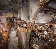 Sandėlyje Prancūzijoje rasti prie&scaron; Antrąjį pasaulinį karą paslėpti automobiliai