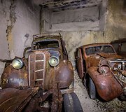 Sandėlyje Prancūzijoje rasti prie&scaron; Antrąjį pasaulinį karą paslėpti automobiliai