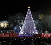 Obama paskutinį kartą įžiebė pagrindinę &scaron;alies Kalėdų eglę