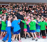 Mokiniai aplink &Scaron;iaurės Korėjos diktatorių Kim Jong Uną
