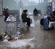 Keliautojai Ispanijos oro uoste, kurio darbininkai protestuoja