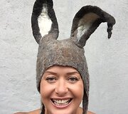 Vėžiu serganti moteris kasdien fotografuojasi su nuotaikingomis kepuraitėmis