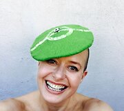Vėžiu serganti moteris kasdien fotografuojasi su nuotaikingomis kepuraitėmis