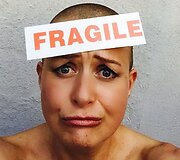 Vėžiu serganti moteris kasdien fotografuojasi su nuotaikingomis kepuraitėmis