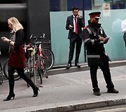 Telefonų ekranai užvaldę Londono gyventojus