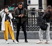 Telefonų ekranai užvaldę Londono gyventojus