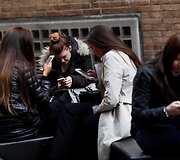 Telefonų ekranai užvaldę Londono gyventojus
