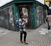 Telefonų ekranai užvaldę Londono gyventojus