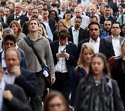 Telefonų ekranai užvaldę Londono gyventojus