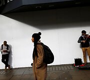 Telefonų ekranai užvaldę Londono gyventojus