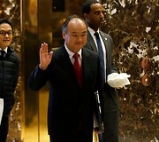 Donaldas Trumpas susitinka su Masayoshiu Sonu