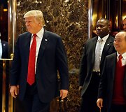 Donaldas Trumpas susitinka su Masayoshiu Sonu