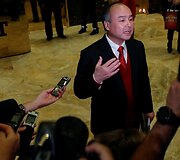 Donaldas Trumpas susitinka su Masayoshiu Sonu