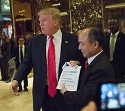 Donaldas Trumpas susitinka su Masayoshiu Sonu