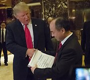 Donaldas Trumpas susitinka su Masayoshiu Sonu