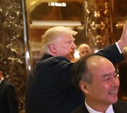 Donaldas Trumpas susitinka su Masayoshiu Sonu