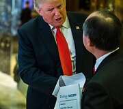 Donaldas Trumpas susitinka su Masayoshiu Sonu