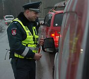 Tarptautinės Antikorupcijos dienos i&scaron;vakarėse Vilniuje surengta akcija &bdquo;Ky&scaron;is i&scaron;purvina&ldquo;