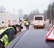 Tarptautinės Antikorupcijos dienos i&scaron;vakarėse Vilniuje surengta akcija &bdquo;Ky&scaron;is i&scaron;purvina&ldquo;