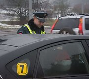 Tarptautinės Antikorupcijos dienos i&scaron;vakarėse Vilniuje surengta akcija &bdquo;Ky&scaron;is i&scaron;purvina&ldquo;