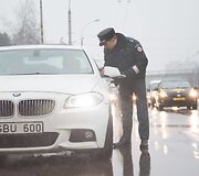 Tarptautinės Antikorupcijos dienos i&scaron;vakarėse Vilniuje surengta akcija &bdquo;Ky&scaron;is i&scaron;purvina&ldquo;