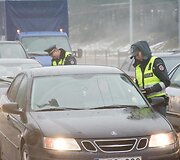 Tarptautinės Antikorupcijos dienos i&scaron;vakarėse Vilniuje surengta akcija &bdquo;Ky&scaron;is i&scaron;purvina&ldquo;