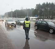Tarptautinės Antikorupcijos dienos i&scaron;vakarėse Vilniuje surengta akcija &bdquo;Ky&scaron;is i&scaron;purvina&ldquo;