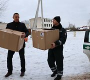 Pareigūnai  atne&scaron;ė dovanų vieni&scaron;ai daugiavaikei mamai Batniavoje