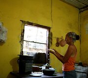 &Scaron;ios &scaron;eimos pusryčiai dažniausiai tėra kava su duona, o prie&scaron;piečiams ir pietums tenka valgyti vienus ryžius